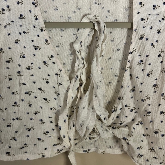 Brandy Melville White Floral Tie-up top - Picture 2 of 4